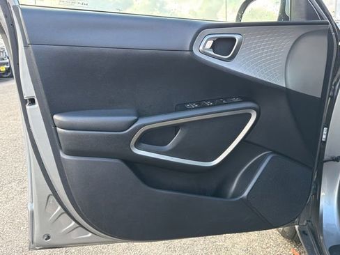 Used 2023 Kia Soul LX w/ LX Technology Package image 12