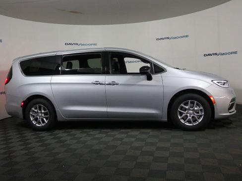 New 2026 Chrysler Pacifica Select image 4