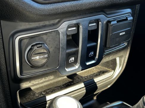 Used 2025 Jeep Wrangler Sport image 21