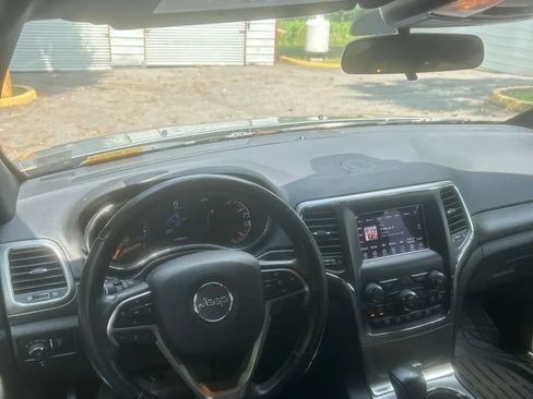 Used 2018 Jeep Grand Cherokee Laredo AWD/4WD image 14
