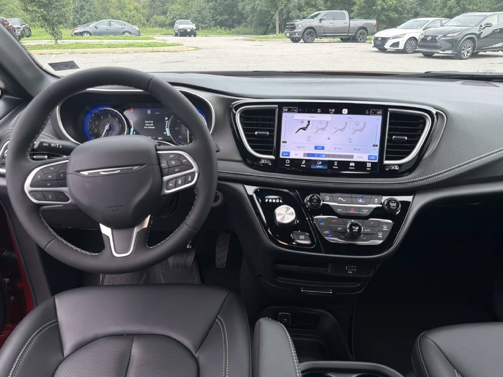 New 2027 Chrysler Pacifica Select AWD/4WD image 2
