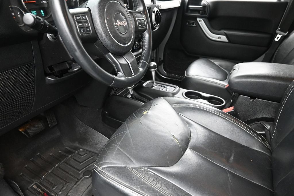 Used 2014 Jeep Wrangler Unlimited Sahara w/ Connectivity Group AWD/4WD image 16