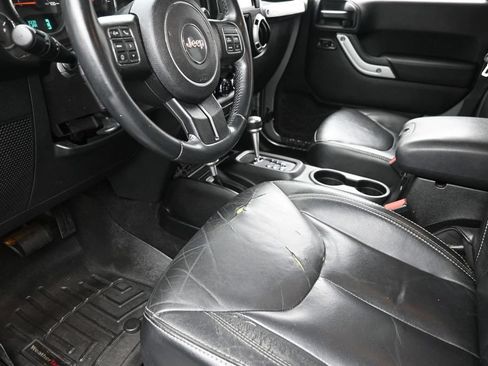 Used 2014 Jeep Wrangler Unlimited Sahara w/ Connectivity Group AWD/4WD image 16