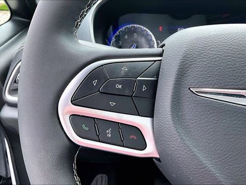 Used 2026 Chrysler Pacifica Limited FWD image 11
