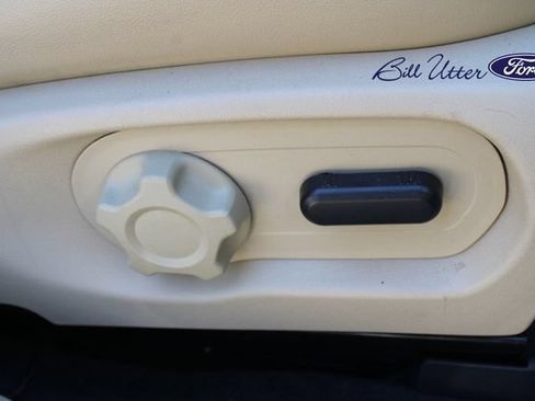Used 2016 Ford Taurus SEL FWD image 12