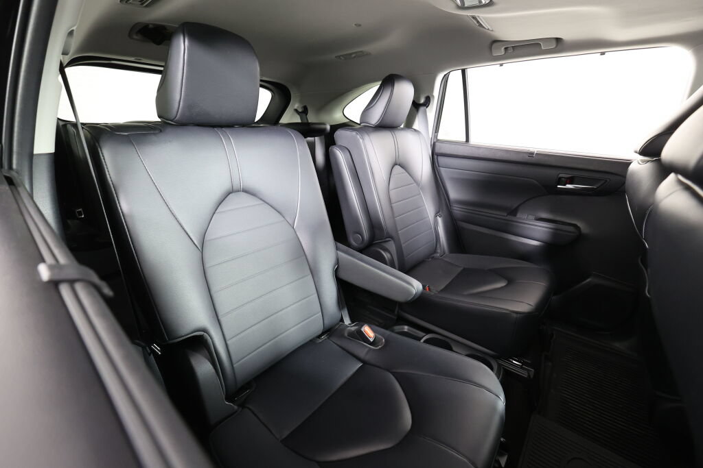 Used 2023 Toyota Highlander XLE AWD/4WD image 22