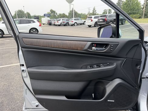 Used 2017 Subaru Outback 2.5i Limited w/ Popular Package #5 AWD/4WD image 7