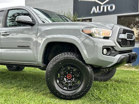 Used 2020 Toyota Tacoma SR5 w/ Technology Package AWD/4WD image 3