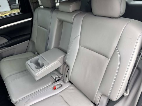 Used 2019 Toyota Highlander XLE FWD image 14