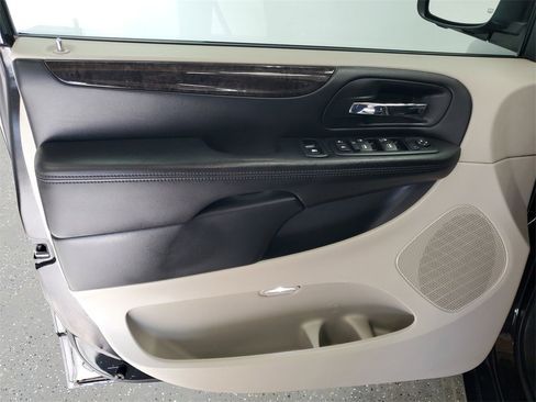 Used 2012 Dodge Grand Caravan SXT image 8