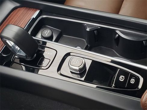 Certified 2025 Volvo XC60 B5 Plus image 26