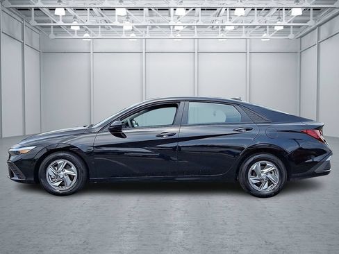 Certified 2025 Hyundai Elantra SE w/ Cargo Package FWD image 7