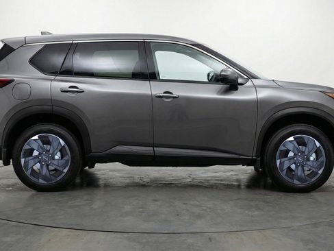 Used 2025 Nissan Rogue SV image 11