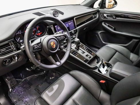 Used 2025 Porsche Macan image 36