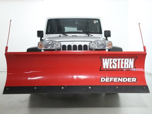 Used 2017 Jeep Wrangler Rubicon w/ Connectivity Group AWD/4WD image 6