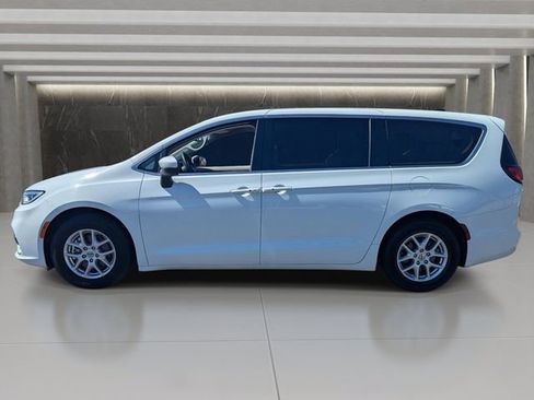 Used 2023 Chrysler Pacifica Touring-L image 2