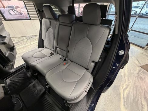 Used 2021 Toyota Highlander XLE image 9