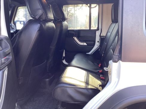 Used 2015 Jeep Wrangler Unlimited Rubicon w/ Connectivity Group image 11