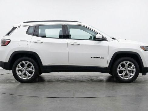 Used 2025 Jeep Compass Latitude AWD/4WD image 11