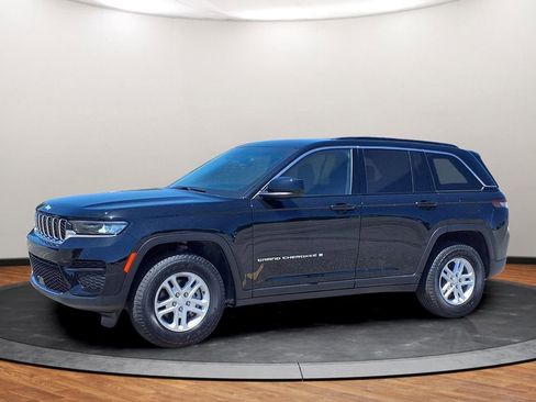 Used 2024 Jeep Grand Cherokee Laredo w/ Trailer Tow Package AWD/4WD image 15