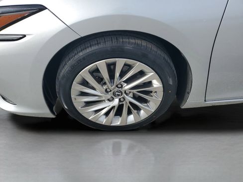 Used 2019 Lexus ES 300h Ultra Luxury w/ Accessory Package 2 image 10