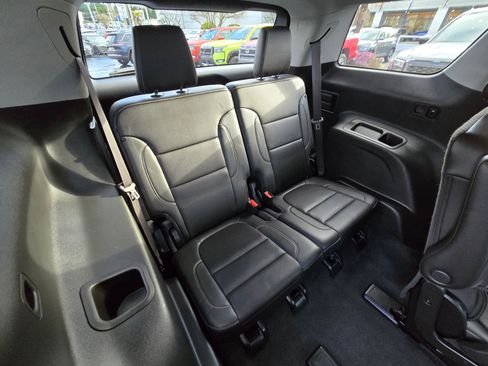 Used 2023 GMC Acadia SLT image 30