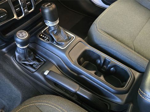 Used 2024 Jeep Wrangler Unlimited Sahara AWD/4WD image 25