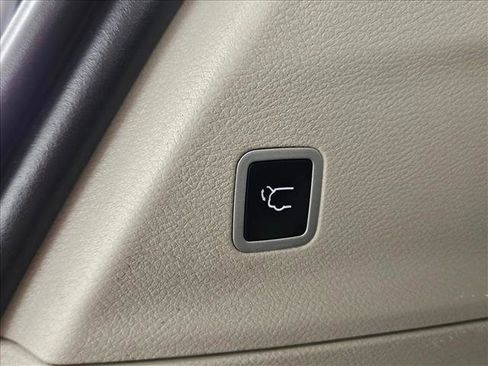Used 2023 Chrysler Pacifica Touring-L FWD image 25