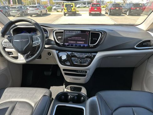 Used 2024 Chrysler Pacifica Touring-L FWD image 51