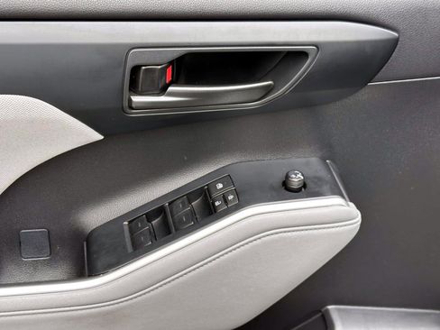 Certified 2024 Toyota Highlander LE AWD/4WD image 11
