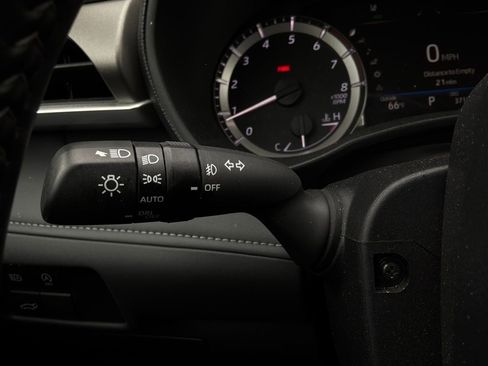 Used 2025 Toyota Highlander LE FWD image 37