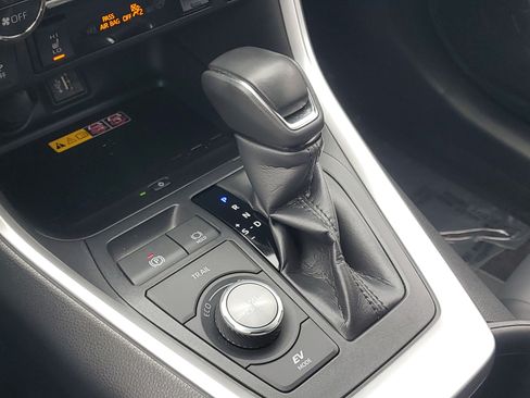 Used 2025 Toyota RAV4 XSE w/ Advanced Technology Package AWD/4WD image 31