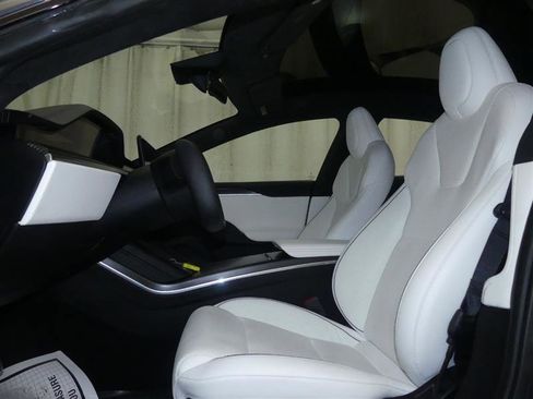 Used 2021 Tesla Model S Plaid image 18