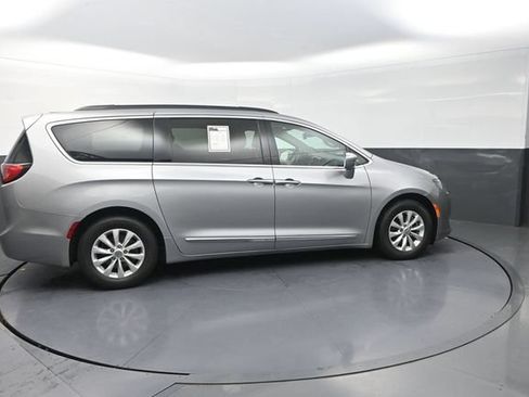 Used 2017 Chrysler Pacifica Touring-L FWD image 10