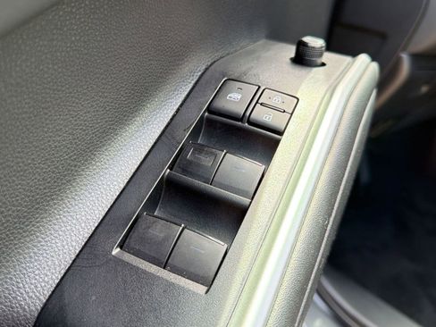 Used 2021 Toyota Highlander XLE AWD/4WD image 12