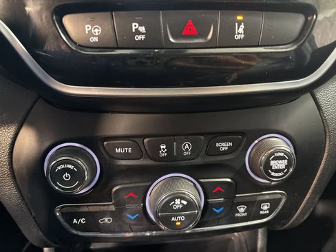 Used 2019 Jeep Cherokee Limited w/ Technology Group image 27