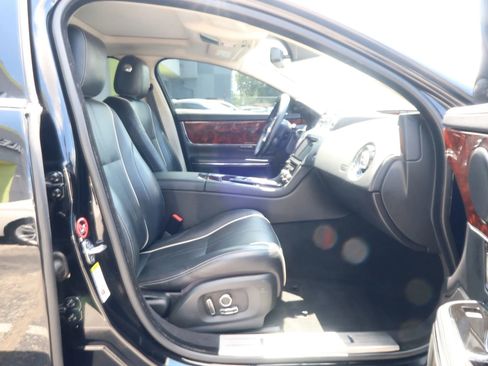 Used 2017 Jaguar XJ R-Sport image 20