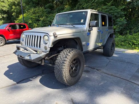 Used 2015 Jeep Wrangler Unlimited Sahara w/ Connectivity Group AWD/4WD image 2