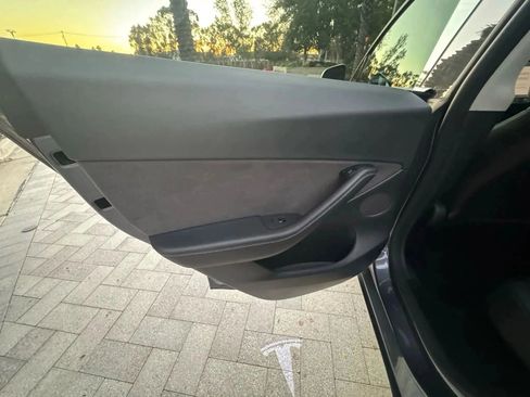 Used 2021 Tesla Model Y Long Range AWD/4WD image 26