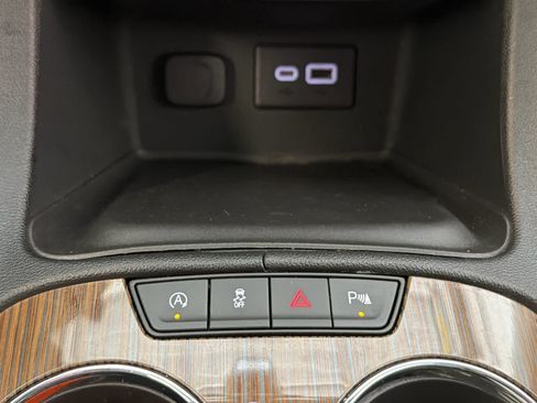 Used 2022 GMC Acadia SLE FWD image 52