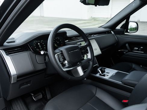 Used 2025 Land Rover Range Rover SV image 5