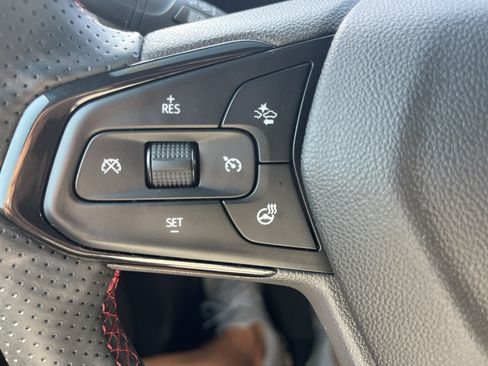 Used 2025 Chevrolet Trax RS FWD image 18