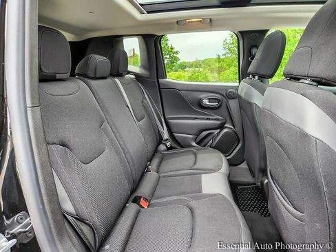 Used 2023 Jeep Renegade Latitude w/ Sun/Sound Group AWD/4WD image 27