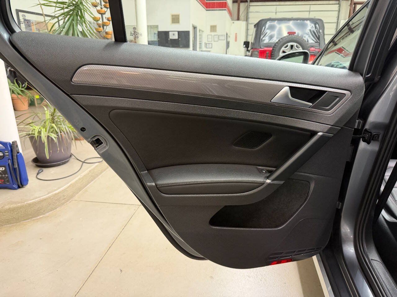Used 2018 Volkswagen Golf Alltrack AWD/4WD image 12