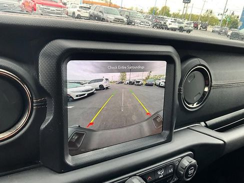 Used 2021 Jeep Gladiator Overland AWD/4WD image 19