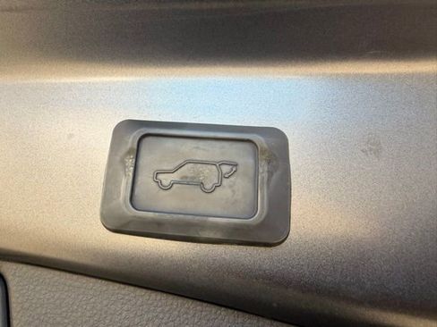 Used 2019 Toyota RAV4 Limited image 16