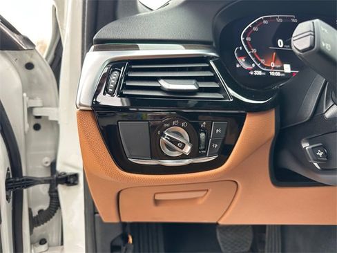 Used 2022 BMW 530i w/ Convenience Package image 21