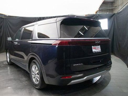 Used 2024 Kia Carnival LX FWD image 11