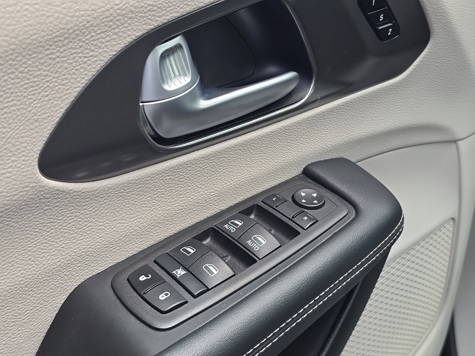 Used 2024 Chrysler Pacifica Limited FWD image 16