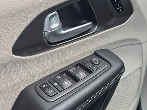Used 2024 Chrysler Pacifica Limited FWD image 16